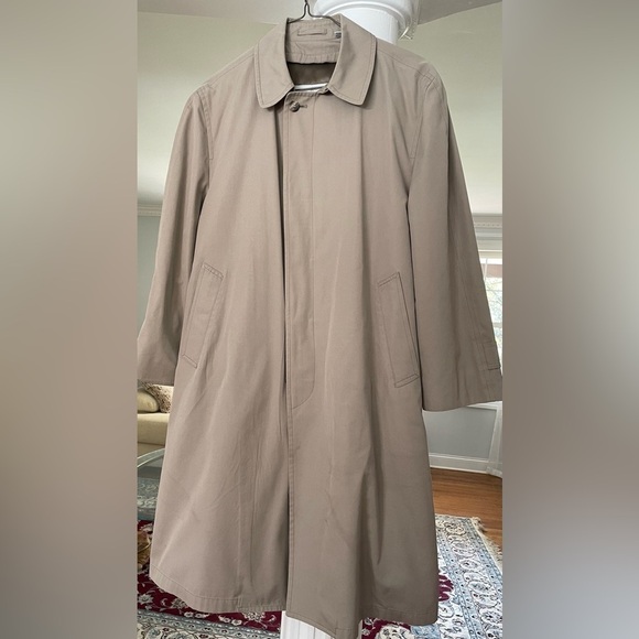 London Fog men’s being short Trench Coat with thin insulated zip out liner. 40
